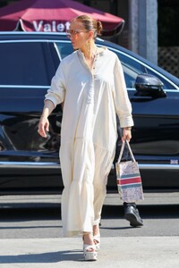 jennifer-lopez-out-shopping-in-west-hollywood-06-16-2023-4.jpg