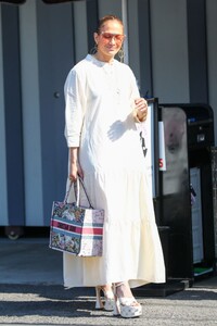 jennifer-lopez-out-shopping-in-west-hollywood-06-16-2023-6.jpg