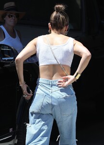 jennifer-lopez-shopping-at-big-daddy-s-antiques-furniture-store-in-los-angeles-07-26-2023-2.jpg