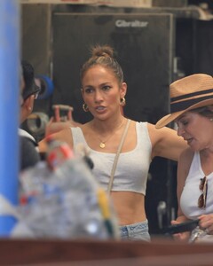 jennifer-lopez-shopping-at-big-daddy-s-antiques-furniture-store-in-los-angeles-07-26-2023-6.jpg