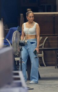 jennifer-lopez-shopping-at-big-daddy-s-antiques-furniture-store-in-los-angeles-07-26-2023-7.jpg