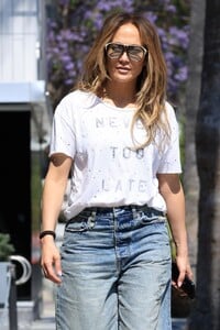 jennifer-lopez-shopping-for-furniture-on-melrose-avenue-in-los-angeles-06-30-2023-1.jpg