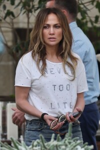 jennifer-lopez-shopping-for-furniture-on-melrose-avenue-in-los-angeles-06-30-2023-9.jpg