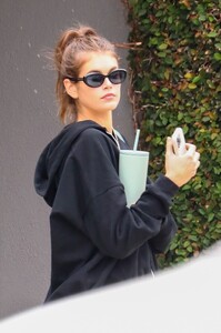 kaia-gerber-leaves-a-studio-in-los-angeles-05-31-2023-5.jpg