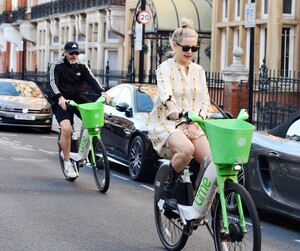 kate-hudson-and-danny-fujikawa-and-stella-mccartney-and-alasdhair-willis-out-in-notting-hill-07-06-2023-0.jpg