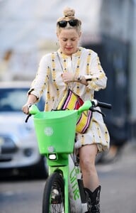 kate-hudson-and-danny-fujikawa-and-stella-mccartney-and-alasdhair-willis-out-in-notting-hill-07-06-2023-2.jpg