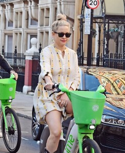 kate-hudson-and-danny-fujikawa-and-stella-mccartney-and-alasdhair-willis-out-in-notting-hill-07-06-2023-4.jpg