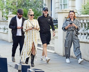 kate-hudson-and-danny-fujikawa-and-stella-mccartney-and-alasdhair-willis-out-in-notting-hill-07-06-2023-5.jpg
