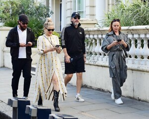 kate-hudson-and-danny-fujikawa-and-stella-mccartney-and-alasdhair-willis-out-in-notting-hill-07-06-2023-6.jpg