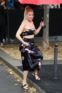 kate-hudson-arrives-at-giorgio-armani-prive-haute-couture-fall-winter-23-24-show-in-paris-07-04-2023-4.jpg