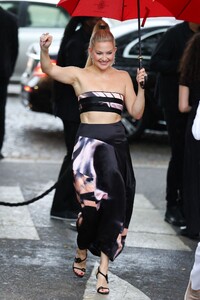 kate-hudson-arrives-at-giorgio-armani-prive-haute-couture-fall-winter-23-24-show-in-paris-07-04-2023-6.jpg
