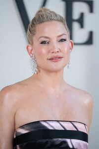 kate-hudson-at-giorgio-armani-prive-haute-couture-fall-winter-23-24-show-in-paris-07-04-2023-4.jpg