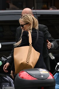 kate-hudson-leaves-her-hotel-in-paris-07-05-2023-6.jpg