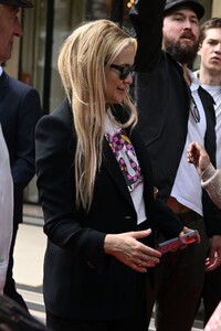 kate-hudson-leaves-her-hotel-in-paris-07-05-2023-7.jpg