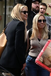 kate-hudson-leaves-her-hotel-in-paris-07-05-2023-8.jpg