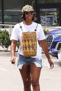 kelly-rowland-wearing-a-fendi-bucket-hat-in-studio-city-07-30-2023-0.jpg