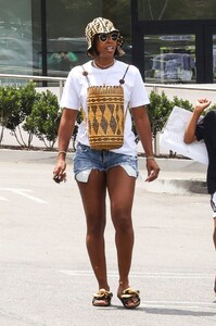 kelly-rowland-wearing-a-fendi-bucket-hat-in-studio-city-07-30-2023-1.jpg
