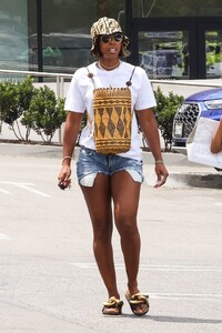 kelly-rowland-wearing-a-fendi-bucket-hat-in-studio-city-07-30-2023-3.jpg