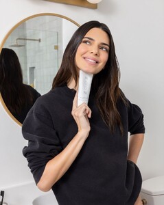 kendall-jenner-for-moon-oral-beauty-2023-29.jpg