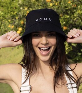 kendall-jenner-for-moon-oral-beauty-2023-31.jpg