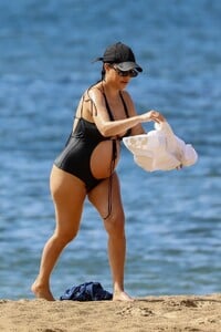 kourtney-kardashian-in-a-swimsuit-at-the-beach-in-kaui-07-13-2023-4.jpg