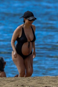 kourtney-kardashian-in-a-swimsuit-at-the-beach-in-kaui-07-13-2023-7.jpg