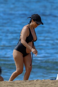 kourtney-kardashian-in-a-swimsuit-at-the-beach-in-kaui-07-13-2023-8.jpg