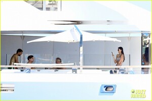 leonardo-dicaprio-on-boat-with-neelam-gill-22.jpg