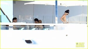 leonardo-dicaprio-on-boat-with-neelam-gill-25.jpg