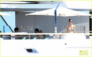 leonardo-dicaprio-on-boat-with-neelam-gill-28.jpg