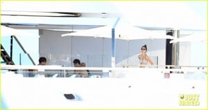 leonardo-dicaprio-on-boat-with-neelam-gill-40.jpg