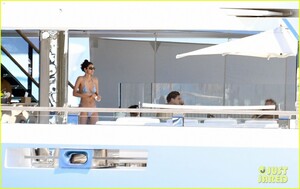 leonardo-dicaprio-on-boat-with-neelam-gill-43.jpg