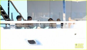 leonardo-dicaprio-on-boat-with-neelam-gill-45.jpg