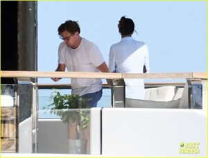 leonardo-dicaprio-on-boat-with-neelam-gill-56.jpg