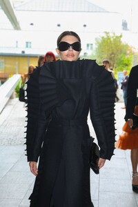 lisa-rinna-arrives-at-viktor-rolf-haute-couture-spring-summer-23-24-show-at-paris-fashion-week-07-05-2023-1.jpg