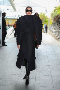 lisa-rinna-arrives-at-viktor-rolf-haute-couture-spring-summer-23-24-show-at-paris-fashion-week-07-05-2023-2.jpg