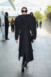 lisa-rinna-arrives-at-viktor-rolf-haute-couture-spring-summer-23-24-show-at-paris-fashion-week-07-05-2023-3.jpg