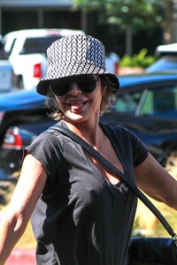 lisa-rinna-out-and-about-in-bel-air-07-20-2023-5.jpg