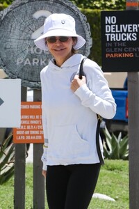 lisa-rinna-out-for-coffee-at-beverly-glen-mall-in-beverly-hills-06-24-2023-6.jpg