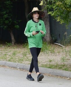 lisa-rinna-out-hiking-in-los-angeles-05-11-2023-0.jpg