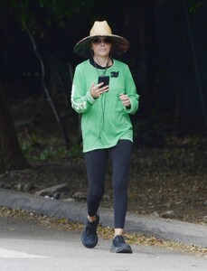 lisa-rinna-out-hiking-in-los-angeles-05-11-2023-6.jpg