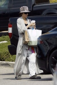lisa-rinna-out-shopping-in-los-angeles-05-21-2023-0.jpg