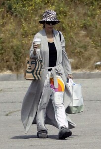 lisa-rinna-out-shopping-in-los-angeles-05-21-2023-1.jpg