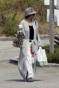 lisa-rinna-out-shopping-in-los-angeles-05-21-2023-5.jpg