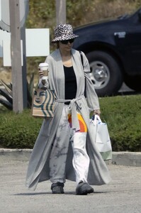 lisa-rinna-out-shopping-in-los-angeles-05-21-2023-6.jpg