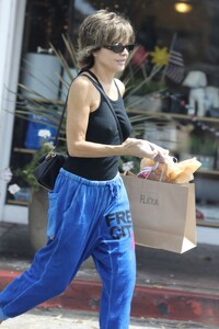 lisa-rinna-out-shopping-in-los-angeles-07-23-2023-4.jpg