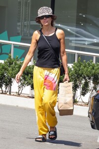 lisa-rinna-shopping-at-erewhon-market-in-los-angeles-07-22-2023-1.jpg