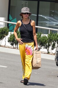 lisa-rinna-shopping-at-erewhon-market-in-los-angeles-07-22-2023-5.jpg