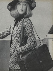 luggage_wait_02.thumb.jpg.c37f5f8a0435415530933540ad01bb52.jpg