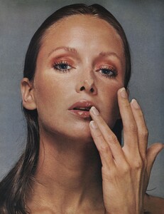 makeup_routine_04.thumb.jpg.eab7a89e105b74ed8ab687af47b042c6.jpg